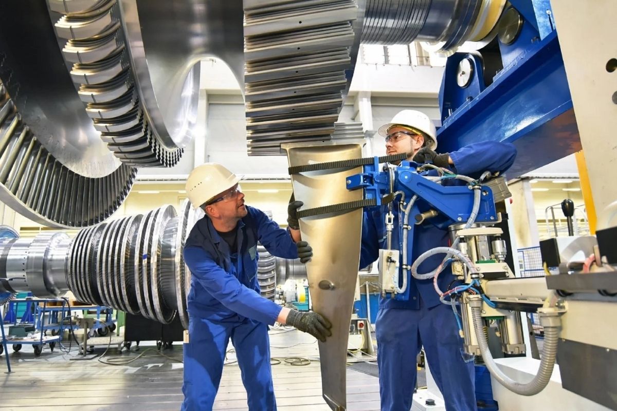 Mechanic using laptop for diagnostics